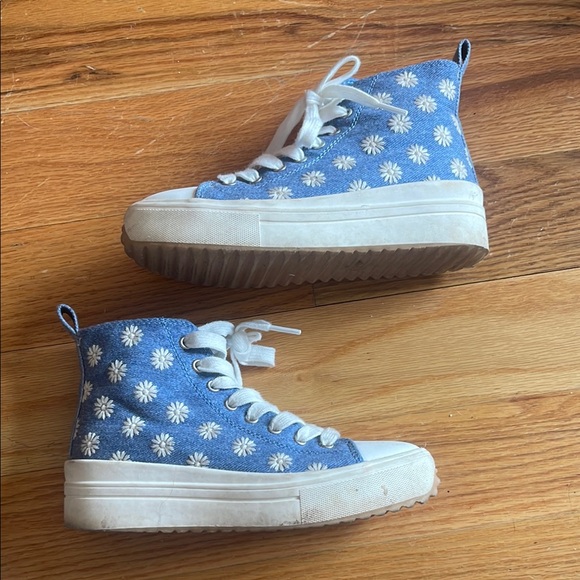 Girls Sneakers Size 2 - Picture 1 of 3